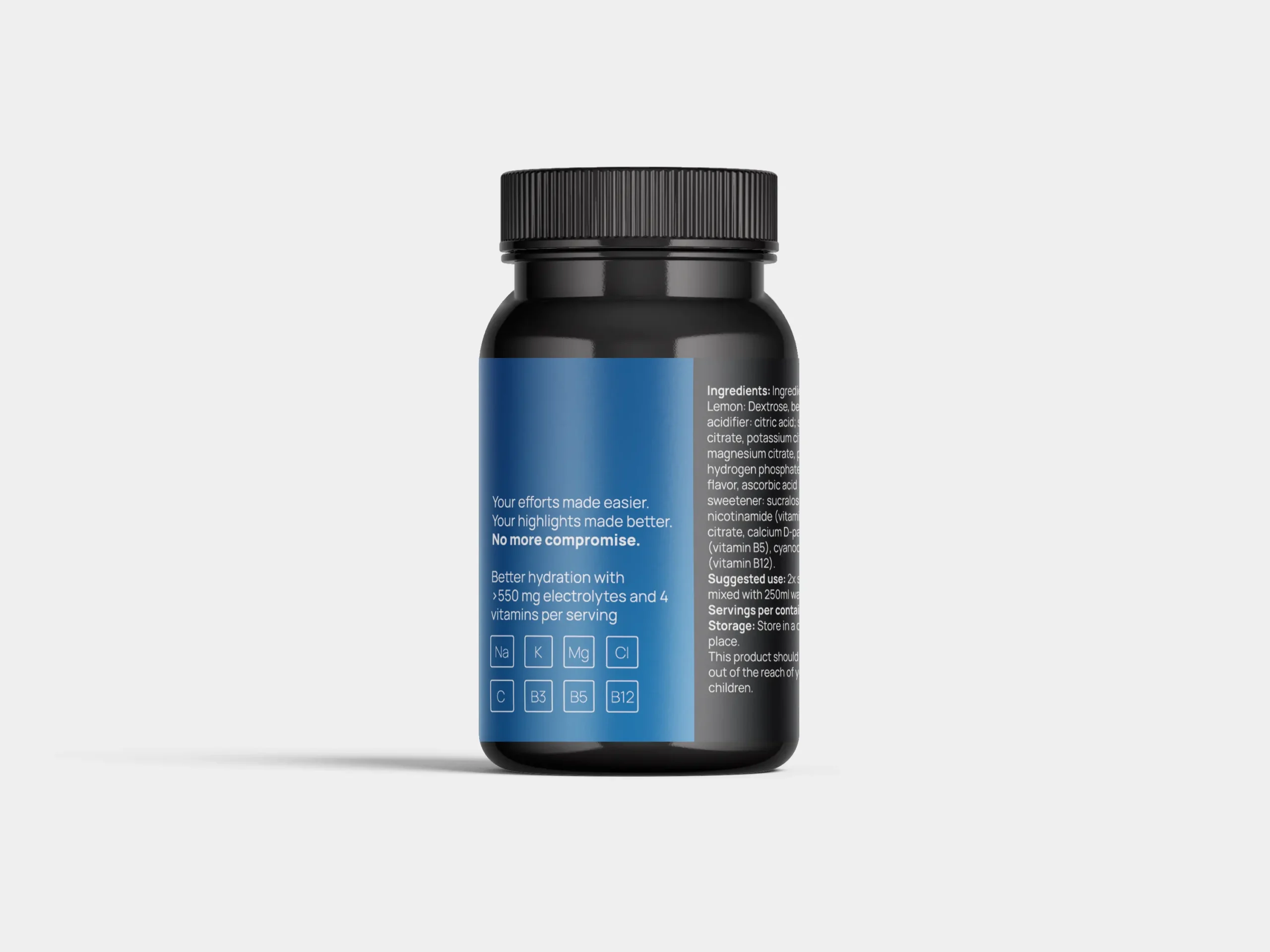 Een zwarte supplementenfles met een blauw etiket, onderdeel van de Festival Fit Kit met ORS & NMN voor hydratatie, energie en optimaal herstel. De tekst op het etiket benadrukt "Betere hydratatie, 95 mg elektrolyten en 4 vitaminen per portie." Perfect voor festivalgangers die een boost nodig hebben. Ingrediënten en aanvullende informatie staan aan de rechterkant van het etiket.