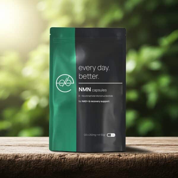 Every Day Better NMN capsules supplement geplaatst op een houten oppervlak met groene natuur op de achtergrond, gericht op energie, fitness en dagelijkse vitaliteit
