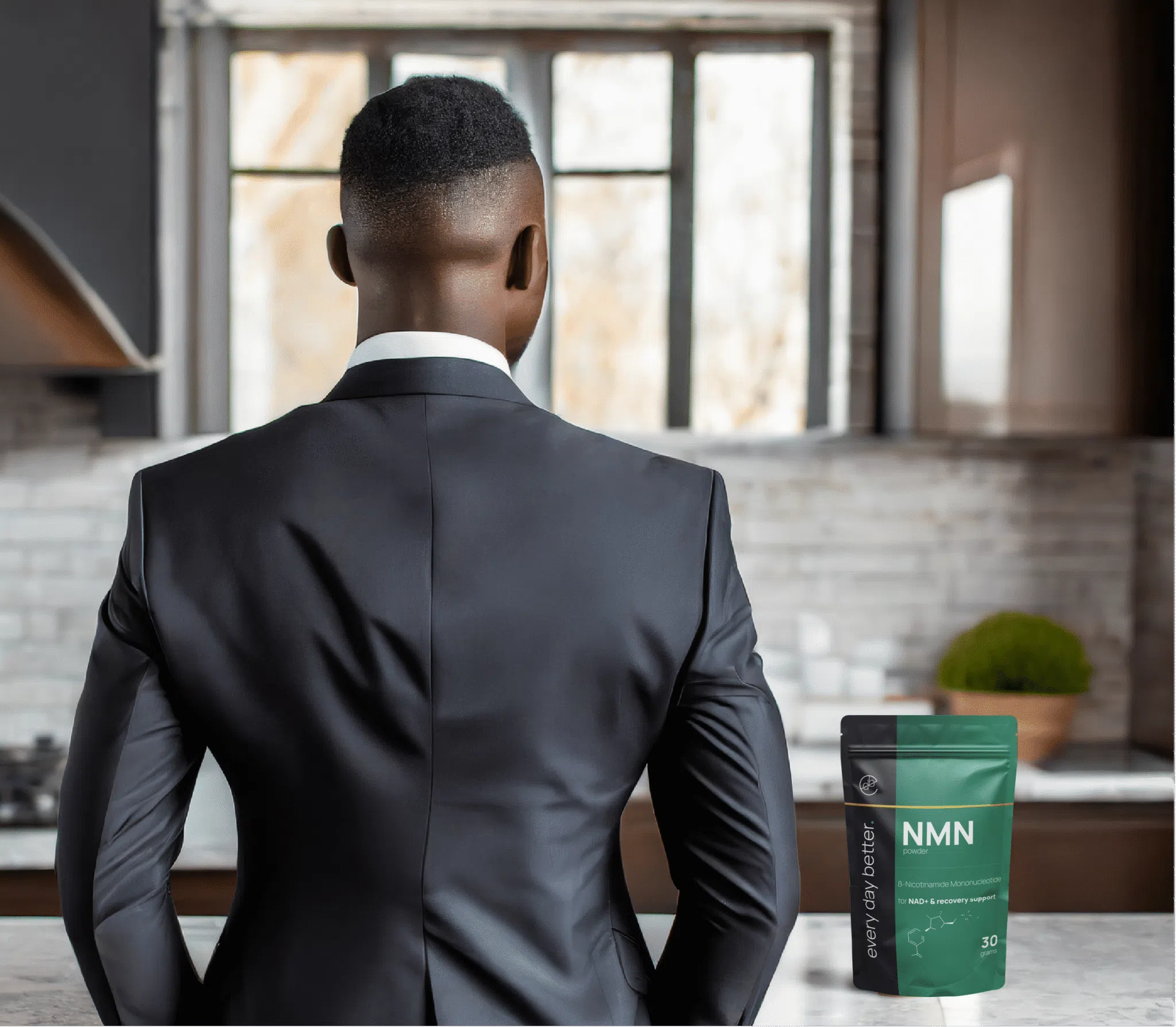 Foto van een carriere man samen met NMN product