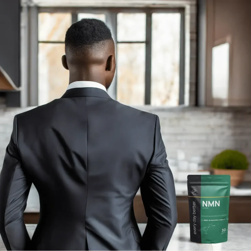 Man in maatpak staart vooruit in moderne keuken met NMN-supplement van EveryDayBetter.nl op het aanrecht, als visuele metafoor voor de kracht van NMN en ChatGPT in een toekomstgerichte en gezonde levensstijl.