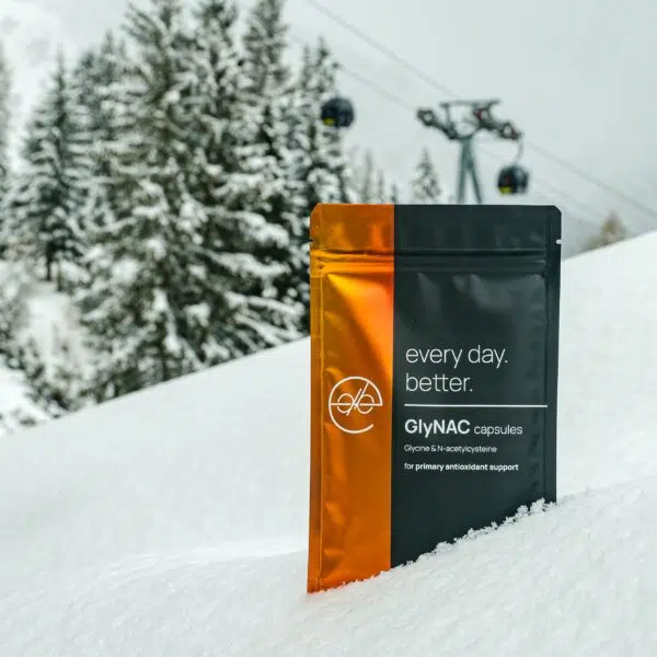 GlyNAC capsules in de sneeuw